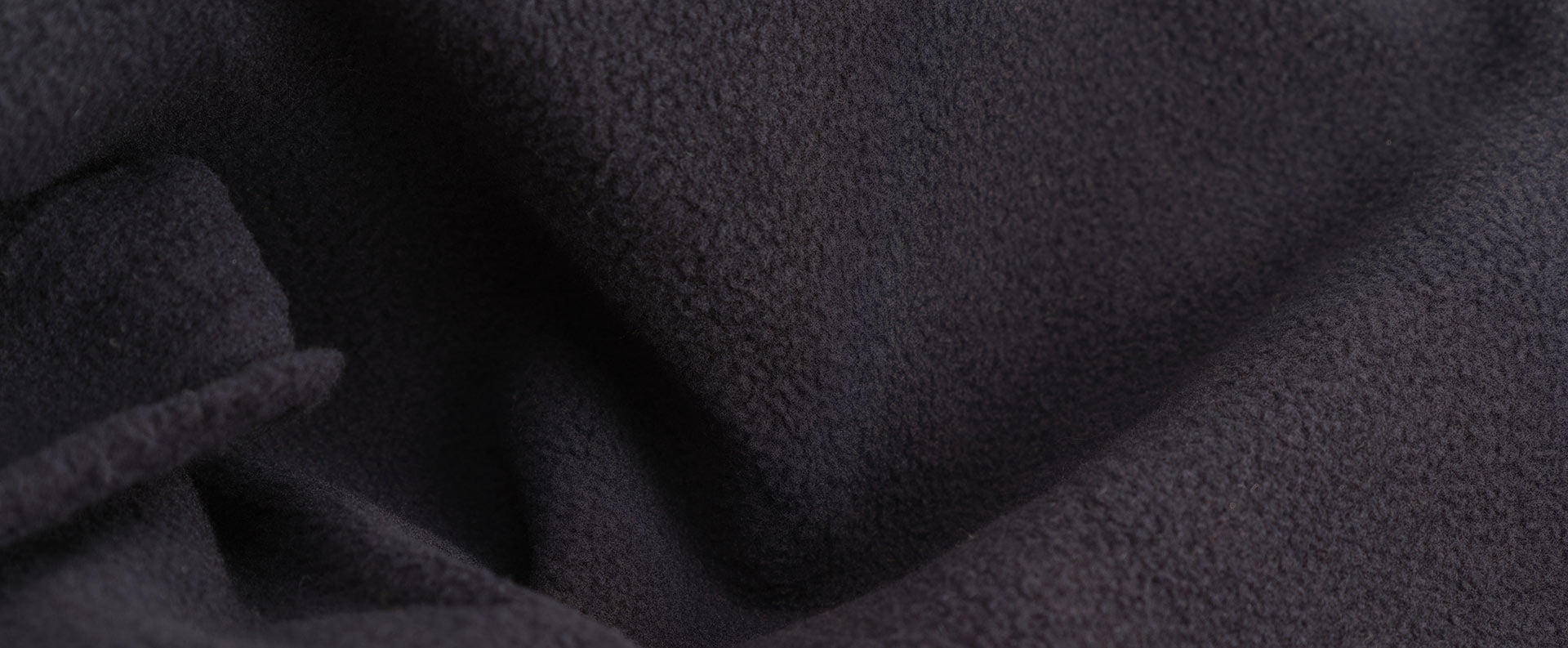 Φωτογραφία από ύφασμα φλις fleece μαύρο, Σαρρής εμπόριο υφασμάτων, efasma.gr
